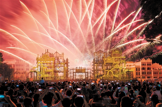 赤坎華僑古鎮推出“火秀”表演，吸引眾多游客。